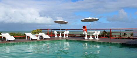 Piscina all'aperto, ombrelloni da piscina, lettini