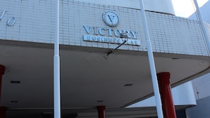 Un edificio con un letrero que dice "Victory Business Center".