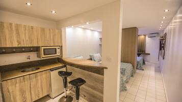 Suíte estúdio premium, 1 quarto, vista parcial para o mar, ao lado da praia | 1 quarto, frigobar, cofres nos quartos, individualmente mobiliados