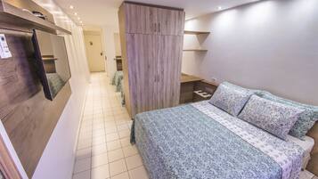 Suite estudio Premium, 1 habitación, vista parcial al mar, junto a la playa | 1 habitación, minibar y caja de seguridad en la habitación