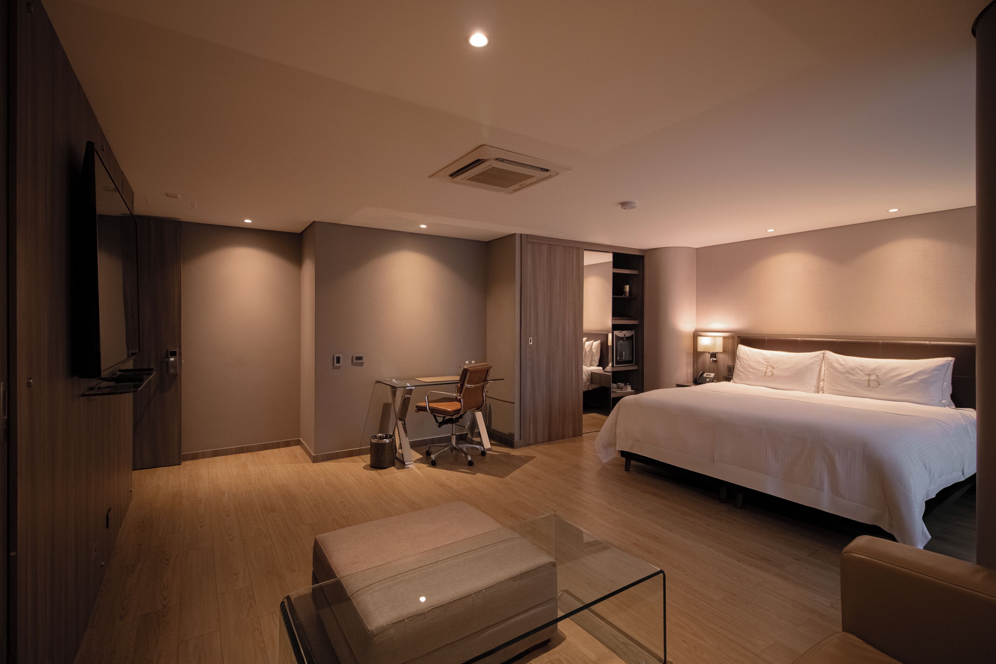 1 bedroom, egyptian cotton sheets, premium bedding, down duvets