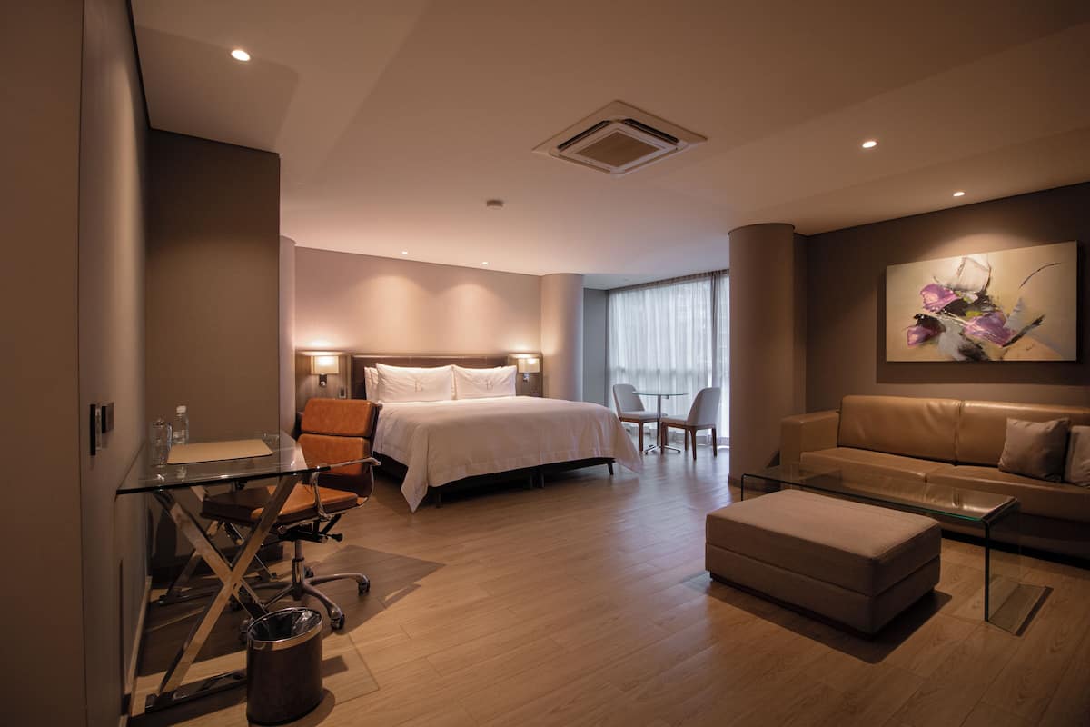 1 bedroom, Egyptian cotton sheets, premium bedding, down duvets