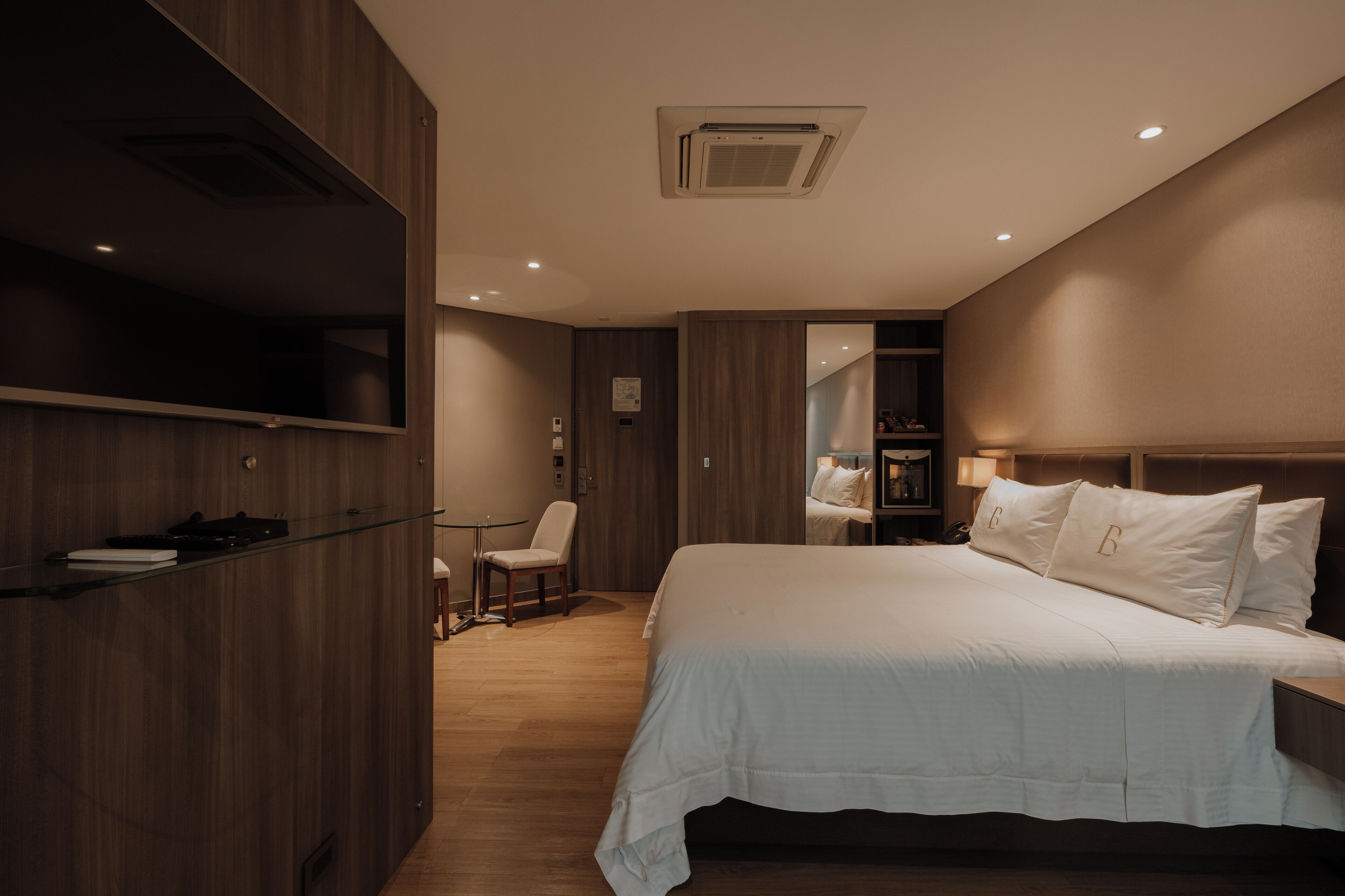 superior room, 1 king bed | 1 bedroom, egyptian cotton sheets, premium bedding, down duvets