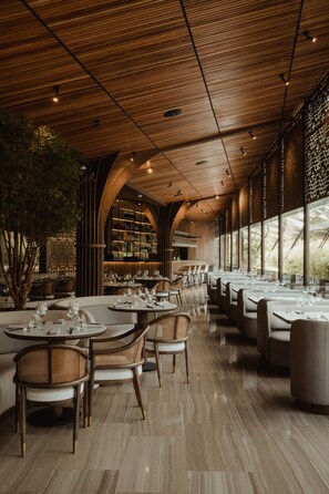 ランチ、ディナーに営業