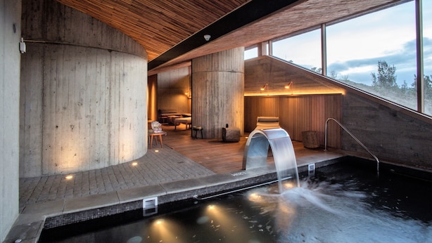 A modern spa with a wooden interior, a hot tub, and a view of the outdoors. - Refugia Chiloé (Castro)