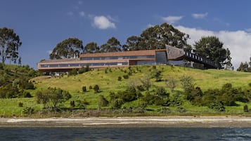 Vista frontal de la propiedad