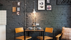 Large | เครื่องนอนระดับพรีเมียม, โต๊ะทำงาน, ผ้าม่านกันแสง, ห้องเก็บเสียง