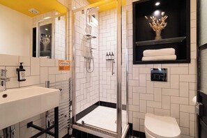 Shower, free toiletries, hair dryer, towels - Room2 London Hammersmith Townhouse (London)