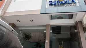 Exterior do Hotel Betania, com entrada de vidro transparente e logotipo visível.