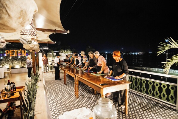 朝食、ランチ、ディナーに営業 (郷土料理)