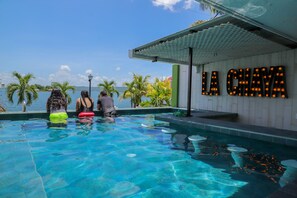 室内游泳池，室外游泳池