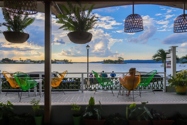 Aamiainen, lounas ja illallinen; paikallinen keittiö 