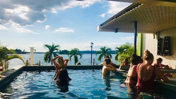 Inomhuspool och utomhuspool