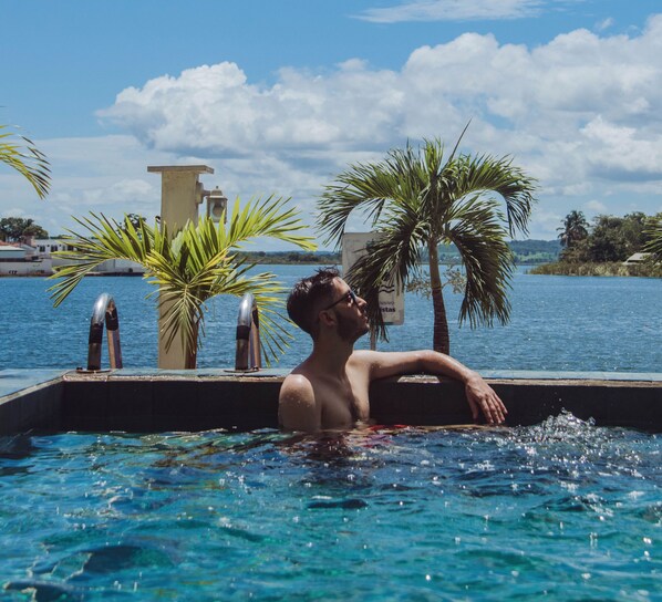 Una piscina techada, una piscina al aire libre