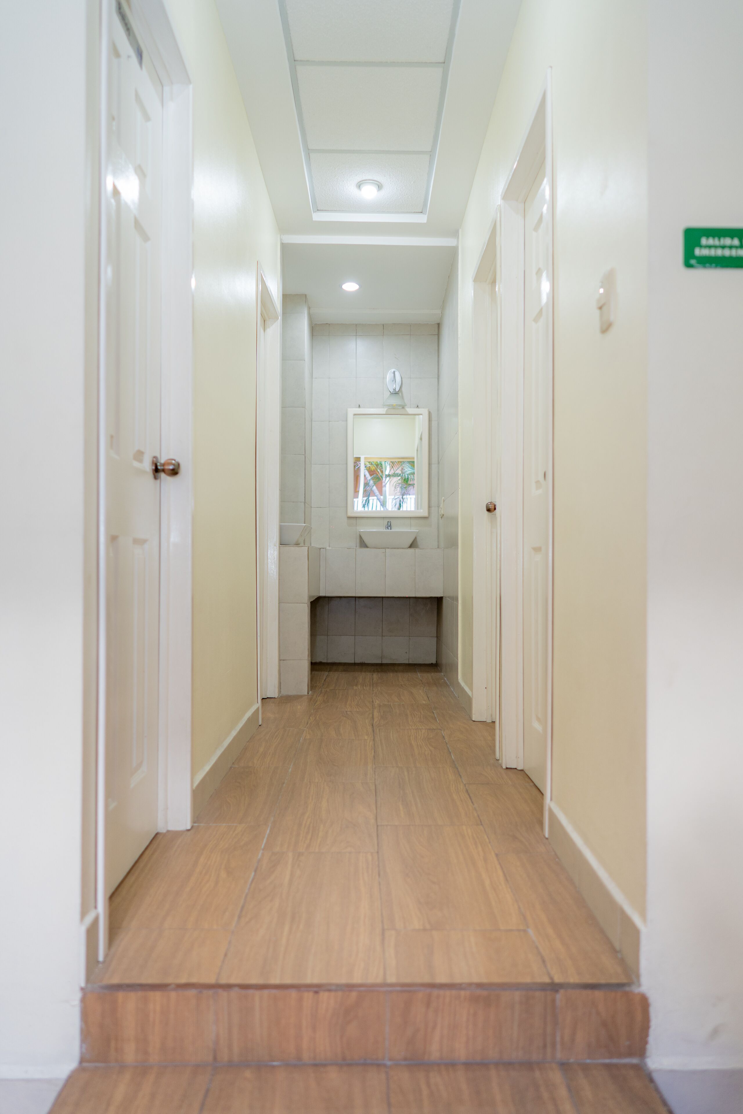 Tallelokero huoneessa, ilmainen Wi-Fi, vuodevaatteet