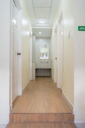 Caja de seguridad en la habitación, wifi gratis y ropa de cama