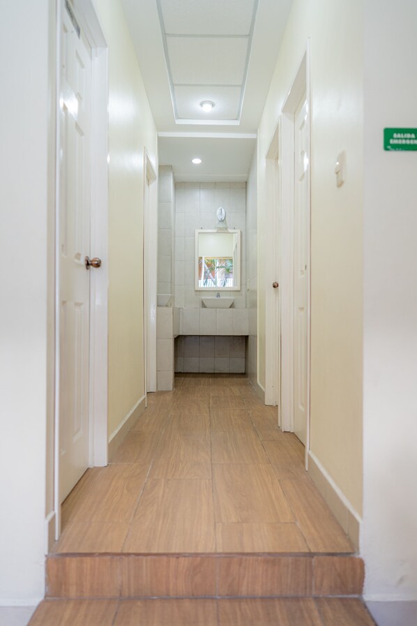 Caja fuerte, wifi gratis, ropa de cama