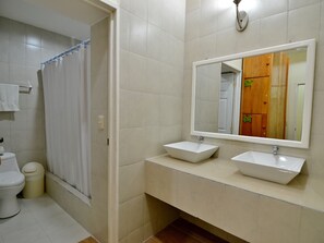 Shower, towels, soap, shampoo - Hotel Petén Express - Hostel (Flores)