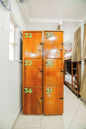 Cofres nos quartos, Wi-Fi de cortesia, roupa de cama