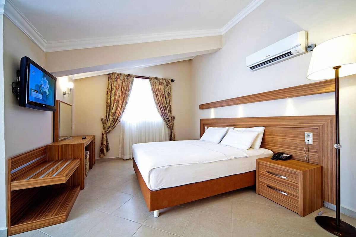 Minibar, in-room safe, desk, free cots/infant beds