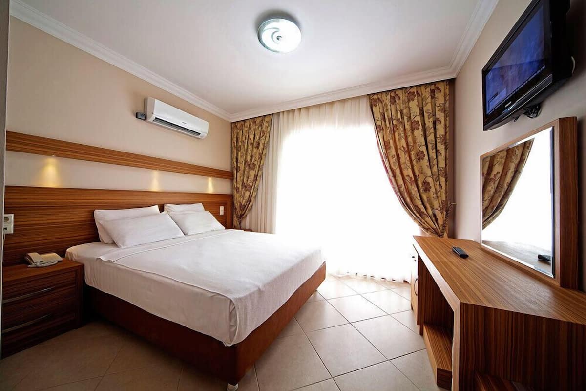 Minibar, in-room safe, desk, free cots/infant beds
