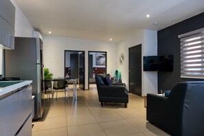 아파트, 침실 2개 | 거실 공간 | 평면 TV