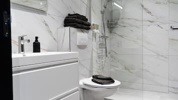 Deluxe Villa | Bathroom | Shower, rainfall showerhead, free toiletries, hair dryer