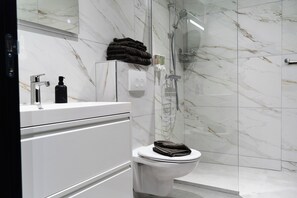 Deluxe Villa | Bathroom | Shower, rainfall showerhead, free toiletries, hair dryer