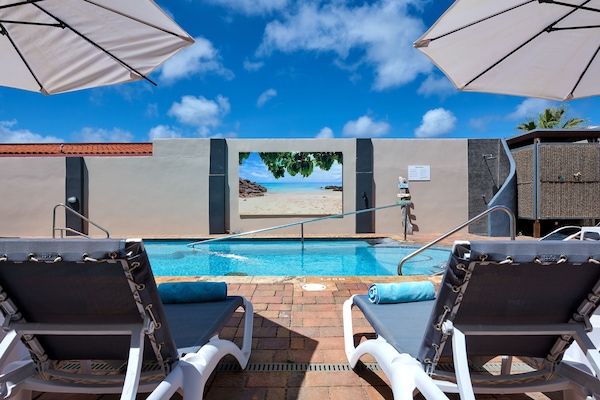 Outdoor pool, pool umbrellas, sun loungers