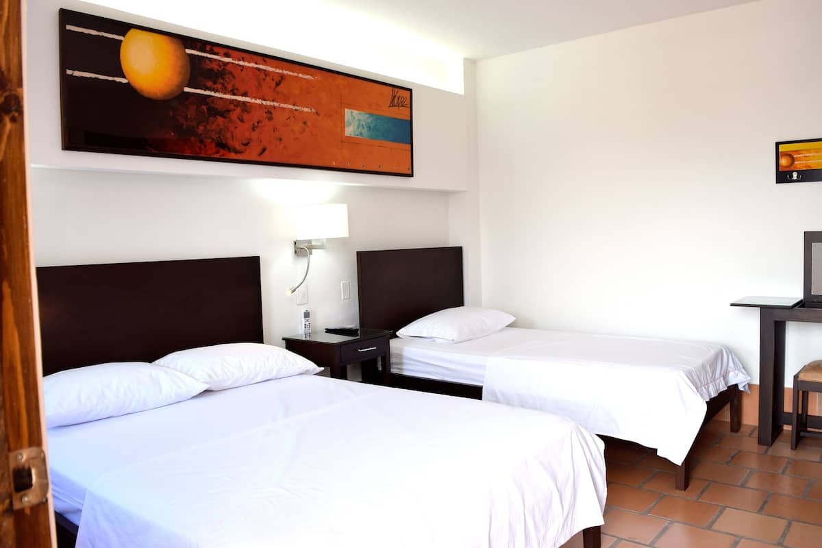 Quarto triplo (air conditioner) | Escrivaninha, quartos à prova de som, Wi-Fi de cortesia, roupa de cama
