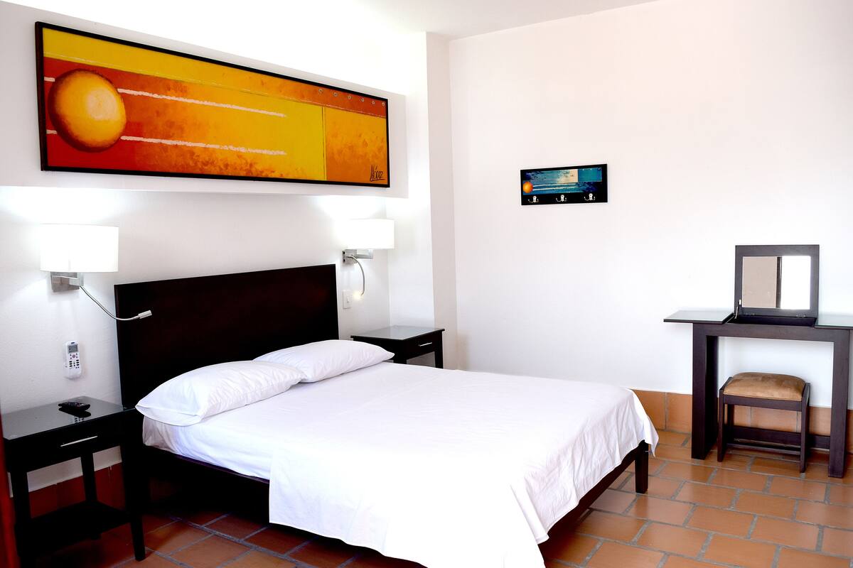 Quarto casal, 1 cama de casal (air conditioner) | Escrivaninha, quartos à prova de som, Wi-Fi de cortesia, roupa de cama