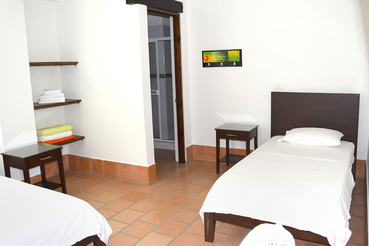 Quarto triplo (Fan) | Escrivaninha, quartos à prova de som, Wi-Fi de cortesia, roupa de cama