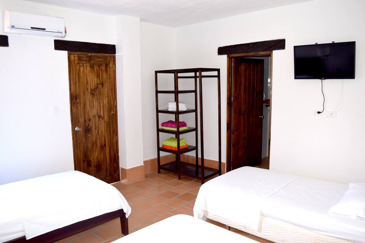 Escrivaninha, quartos à prova de som, Wi-Fi de cortesia, roupa de cama