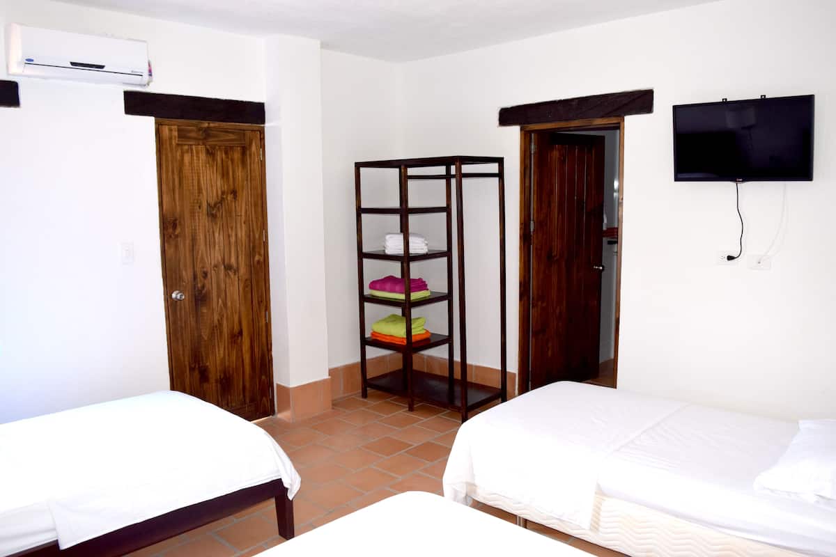 Desk, soundproofing, free WiFi, bed sheets