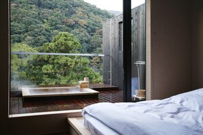 Kamar (with Open Air bath, Run of House) | Minibar, brankas, Wi-Fi gratis, dan seprai linen