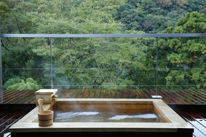 Bathtub dan shower terpisah dan pemandian mata air panas