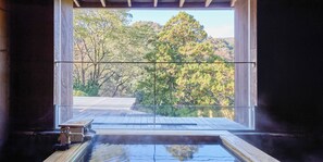 Minibar, brankas, Wi-Fi gratis, dan seprai linen