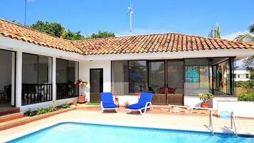 Hồ bơi ngoài trời