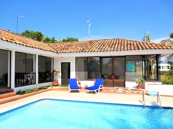 Una piscina al aire libre