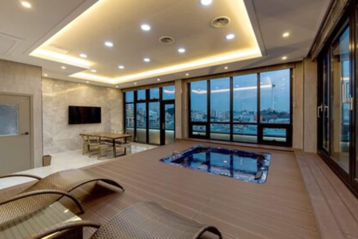 Penthouse | Premium bedding, in-room safe, individually decorated, desk