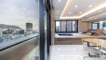 Penthouse | Peti besi dalam bilik, dihias secara berasingan, meja 