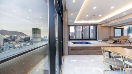 Ropa de cama de alta calidad y caja de seguridad en la habitación