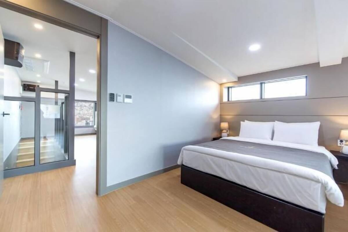Premium bedding, in-room safe, desk, blackout drapes