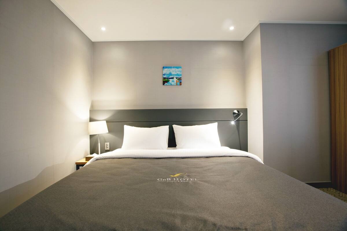 Suite (Double) | Premium bedding, in-room safe, desk, blackout drapes