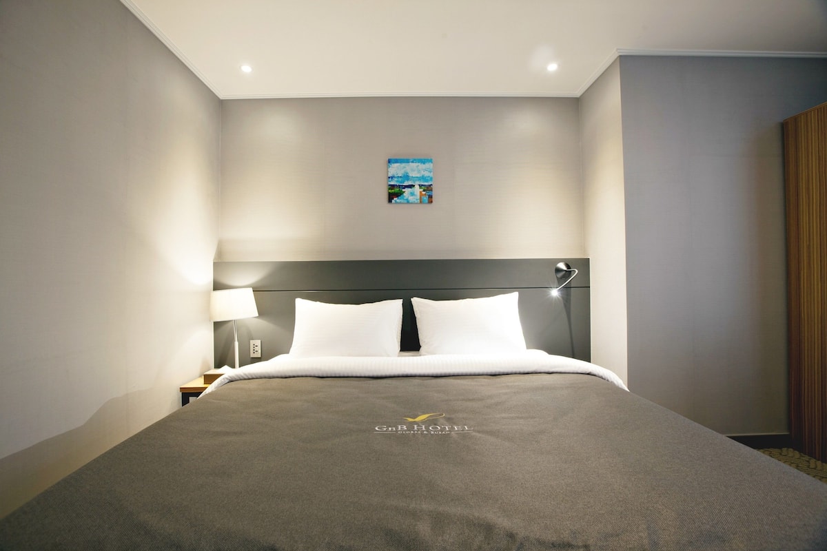Suite (Double) | Premium bedding, in-room safe, individually decorated, desk