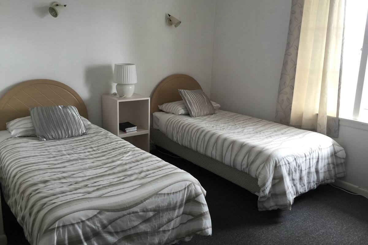 Cribs (free), rollaway beds (surcharge), WiFi (free), bed sheets