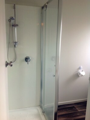 Bathroom shower - Rainbow Motel (Tauranga)