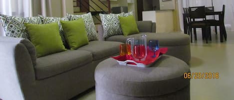 Departamento familiar, 3 habitaciones, en el área del jardín | Área de sala de estar | Televisión