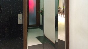 Um elevador com um visor digital exibindo o número 7.