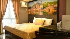 Quarto de hotel com cama, pintura de paisagem urbana, minibar e janela com cortinas.